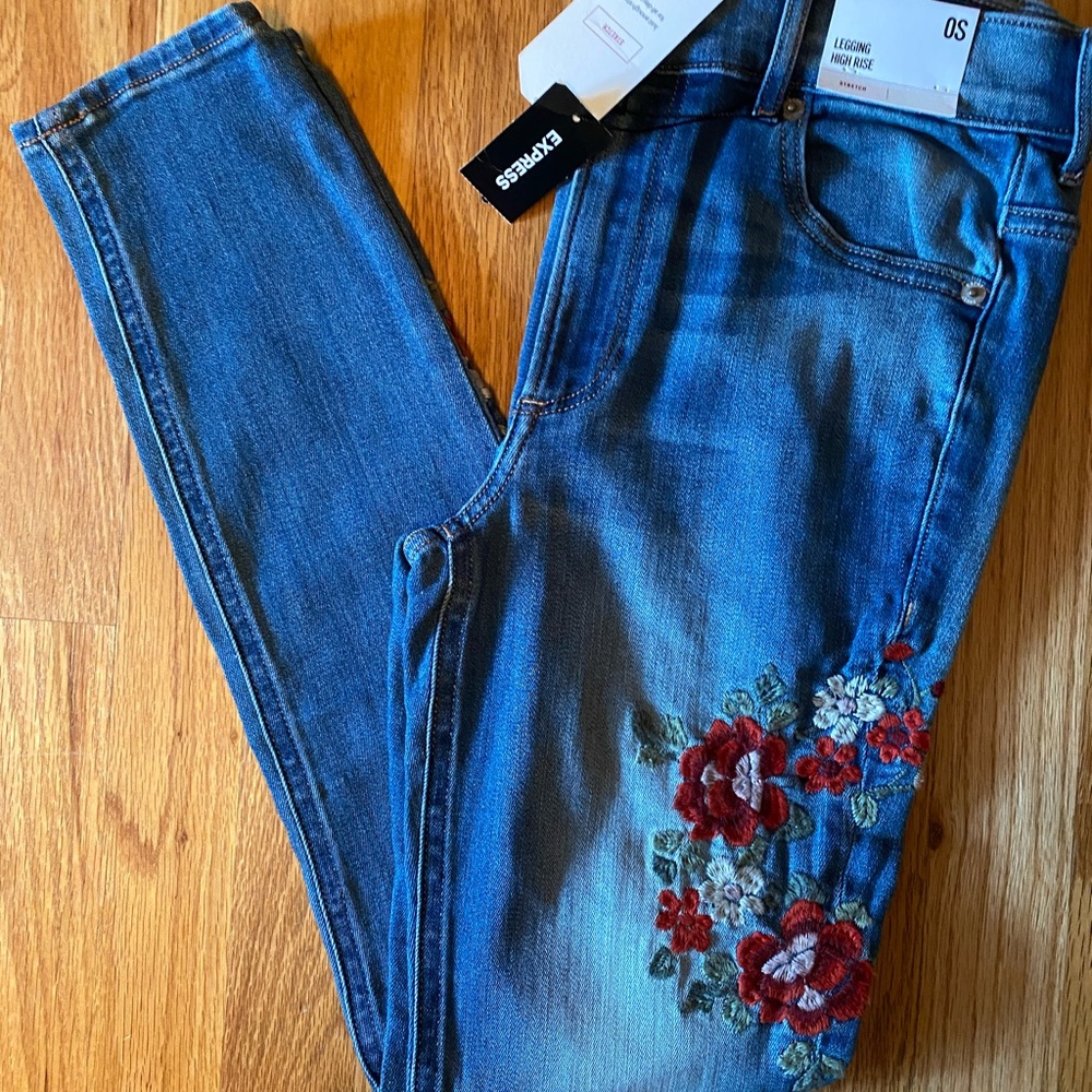 Express embroidered with flower Jean